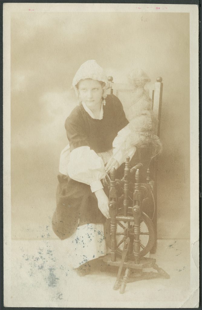 Kobieta przy kołowrotku