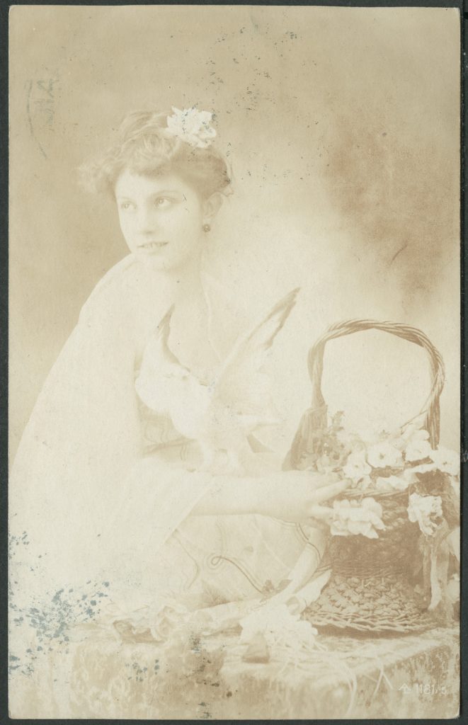 Dziewczyna z gołębiem