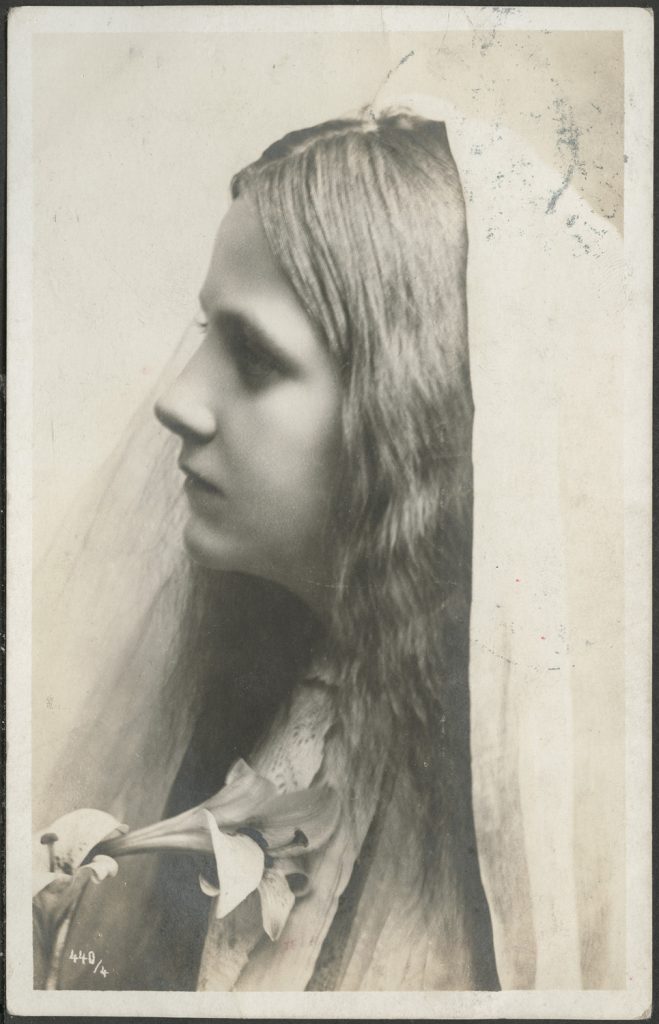 Dziewczyna w welonie, portret