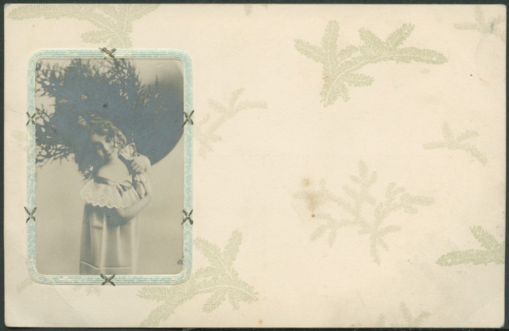 Dziewczynka niosąca choinkę