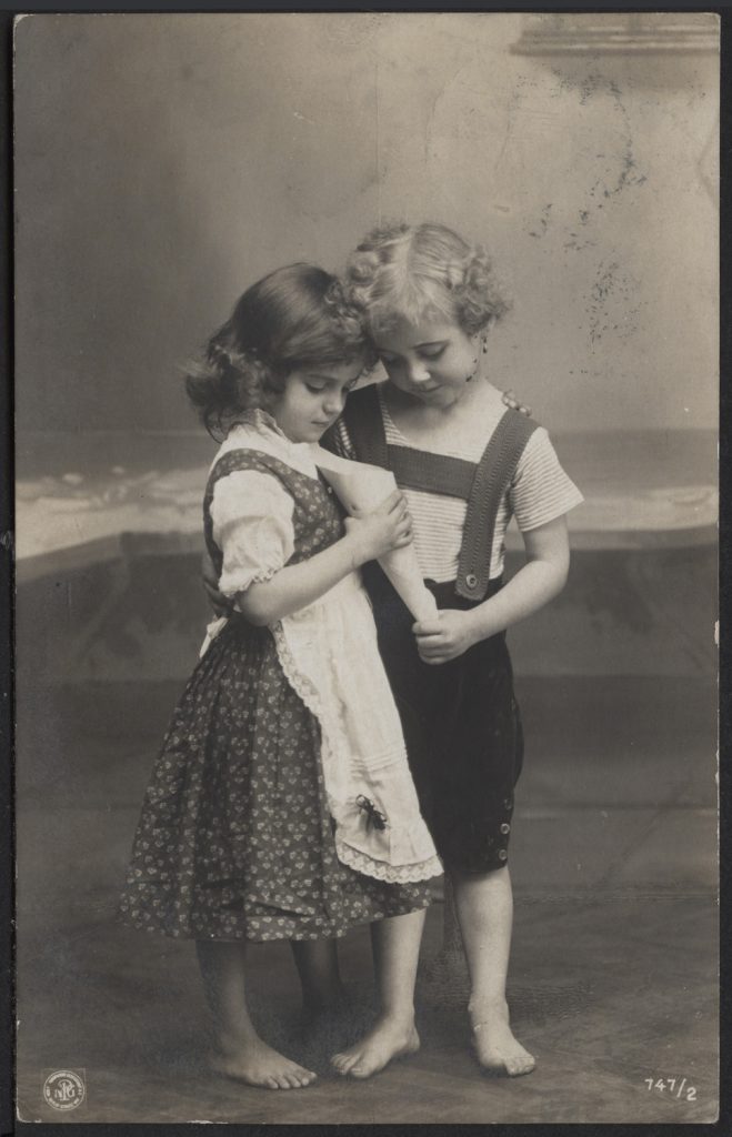 Dzieci z papierową torebką, portret