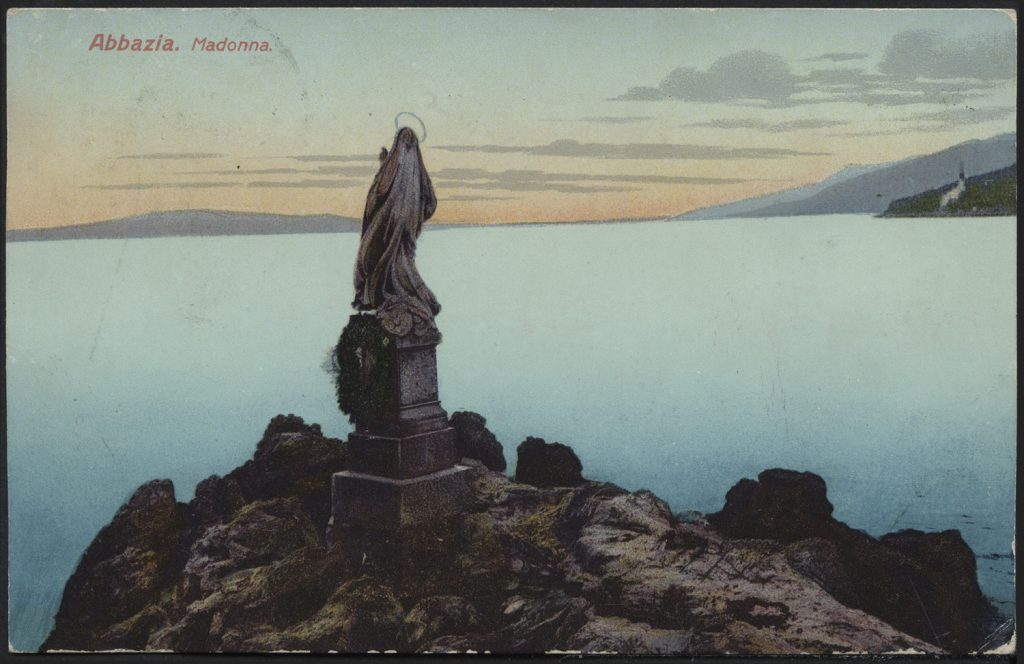 Rzeźba Madonny na skalistym brzegu morza