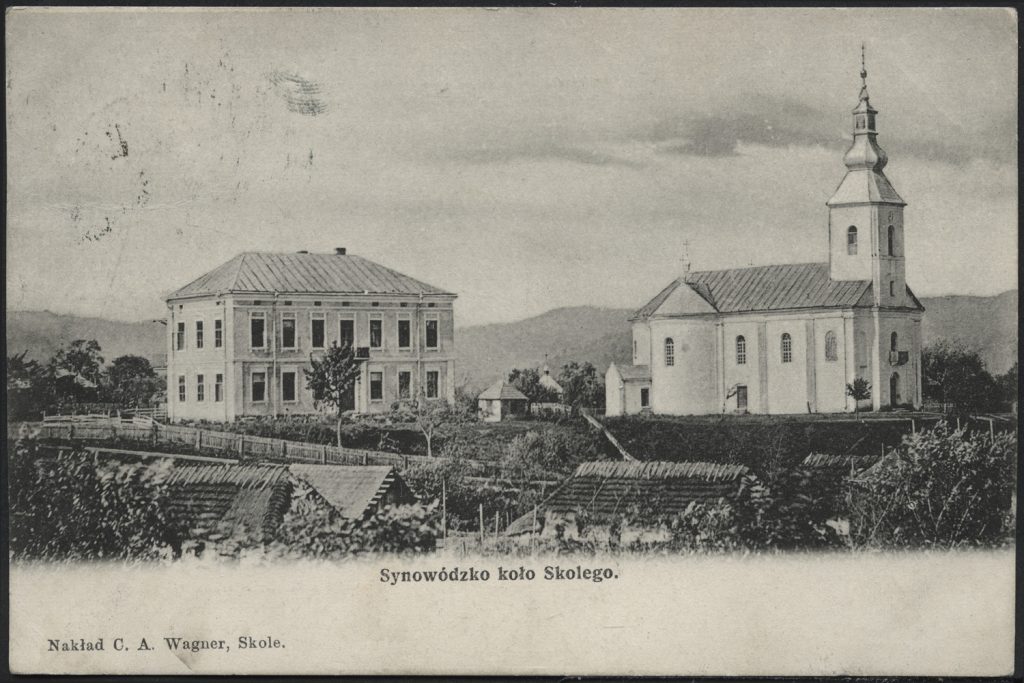 Synowódzko, widok budynku i kościoła