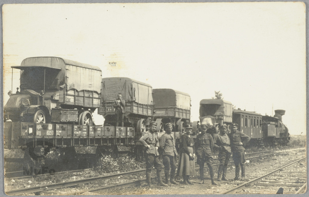 Grupa żołnierzy, transport wojskowy, portret zbiorowy