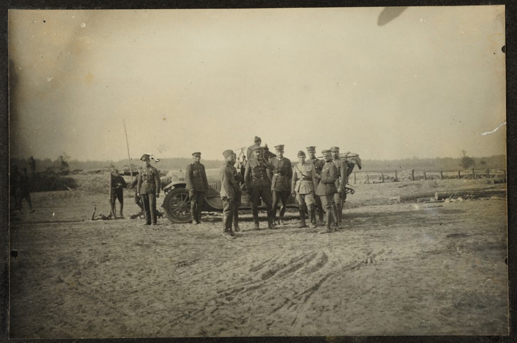 Oficerowie WP przy samochodzie