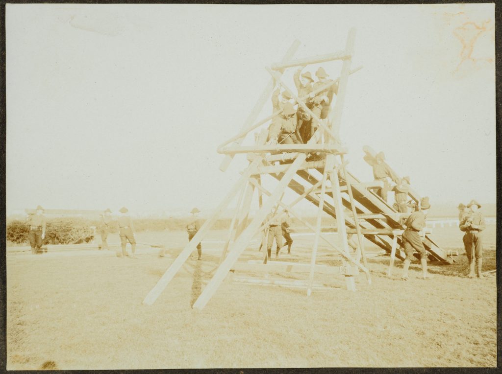 Grupa skautów przy budowie rampy.