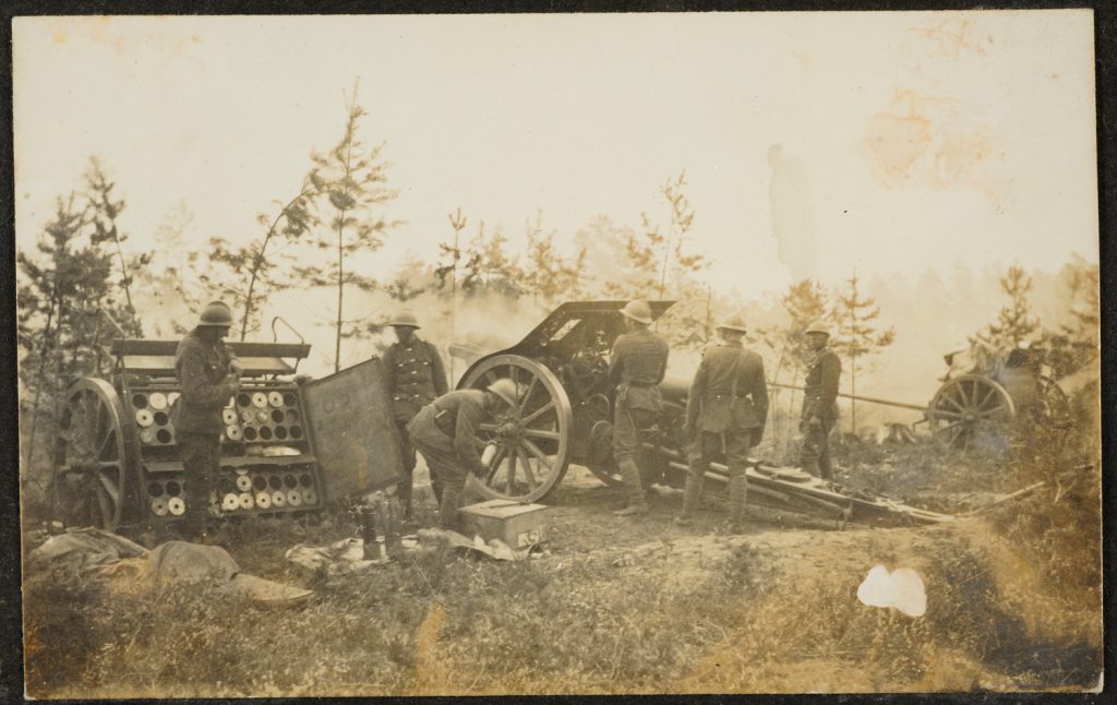 Stanowisko haubic w lesie.