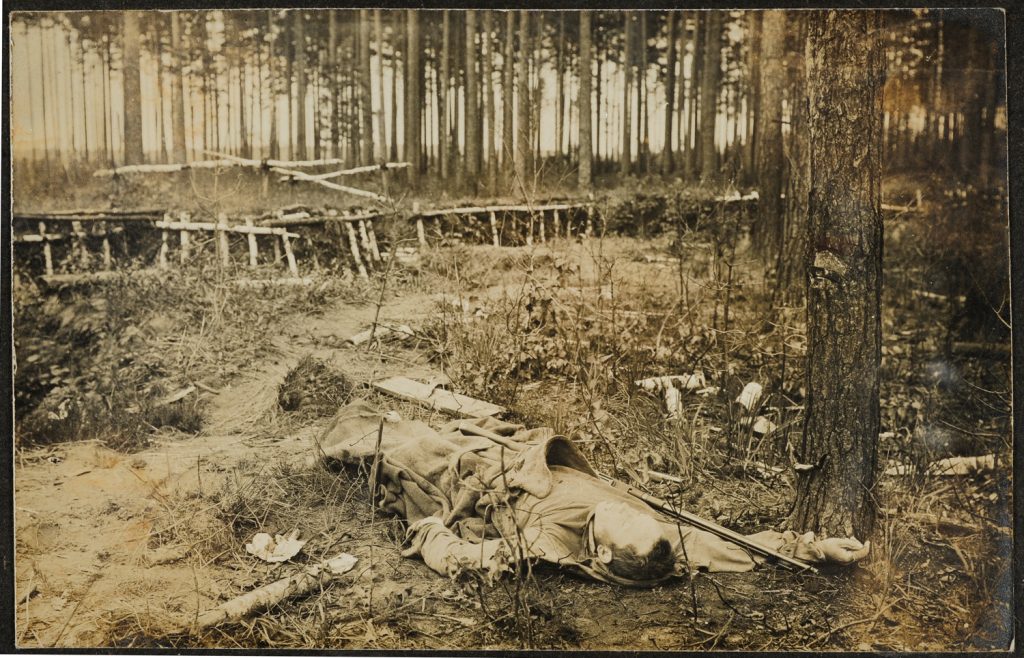 Okopy i zwłoki żołnierza
