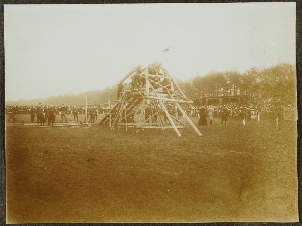 Grupa skautów, budowa drewnianej rampy.