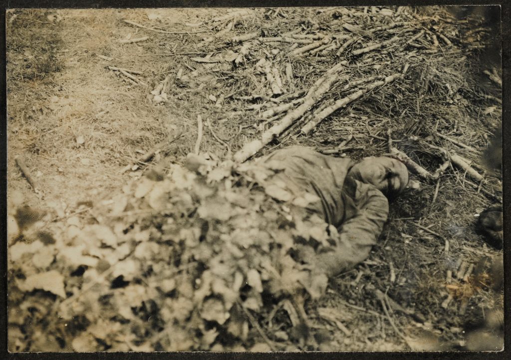 Zwłoki zołnierza w lesie