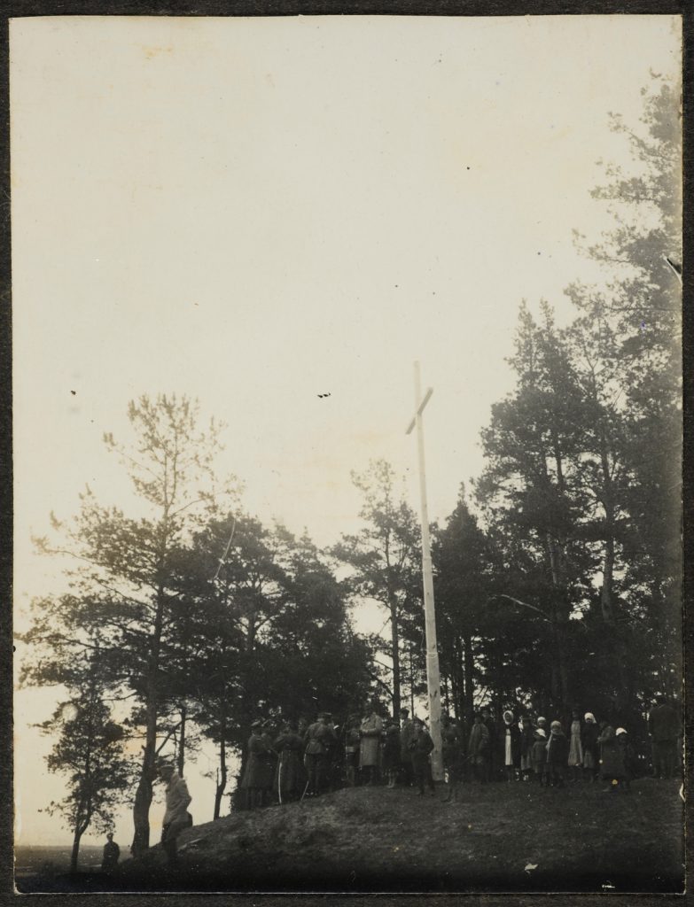 Uroczystość przy krzyżu..