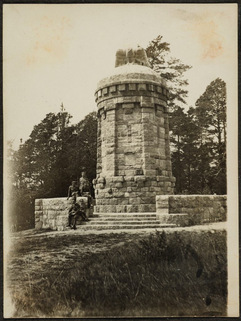 Żołnierze przy pomniku poległych w Dziesiątnikach