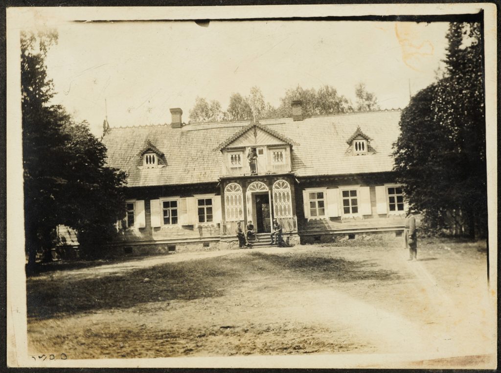 Żołnierze przed dworkiem