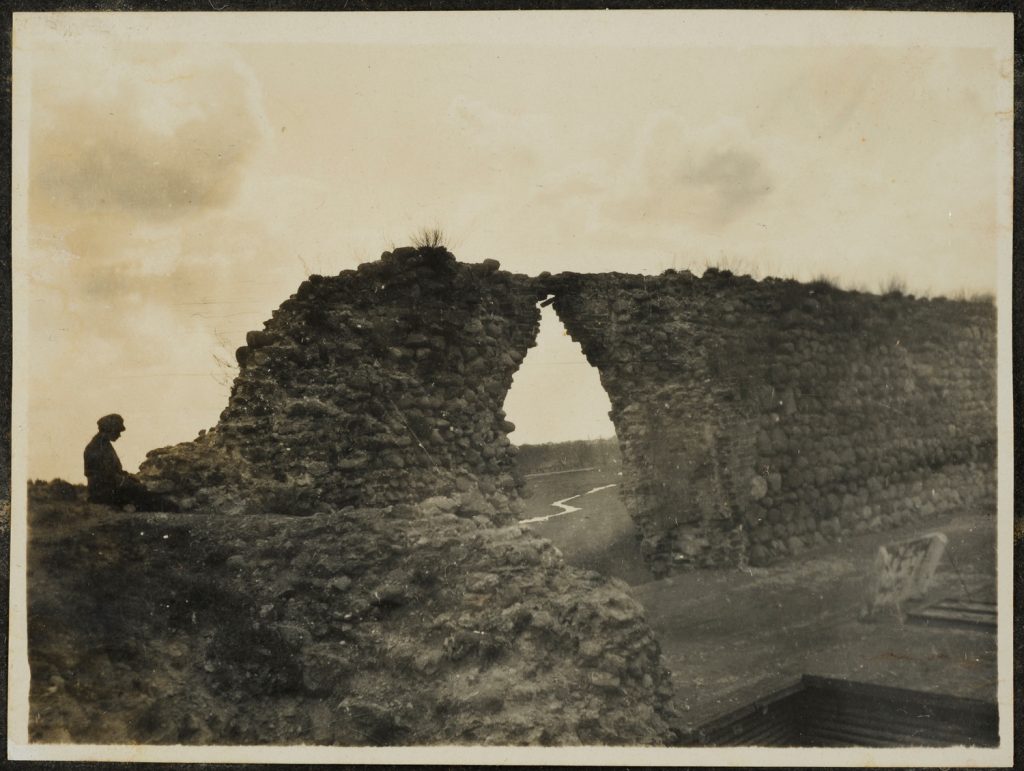 Żołnierz przy murze zamku, Krewo