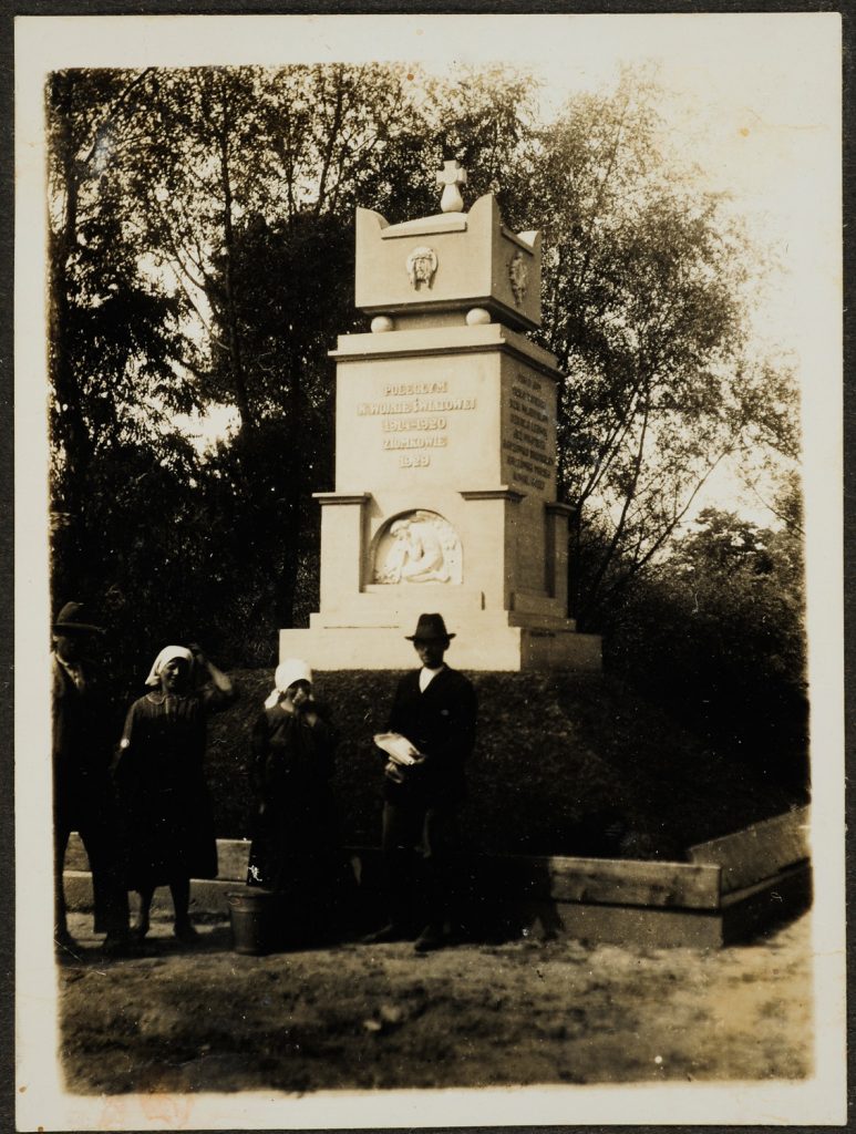 Grupa osób pod pomnikiem