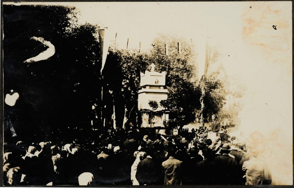 Manifestacja pod pomnikiem