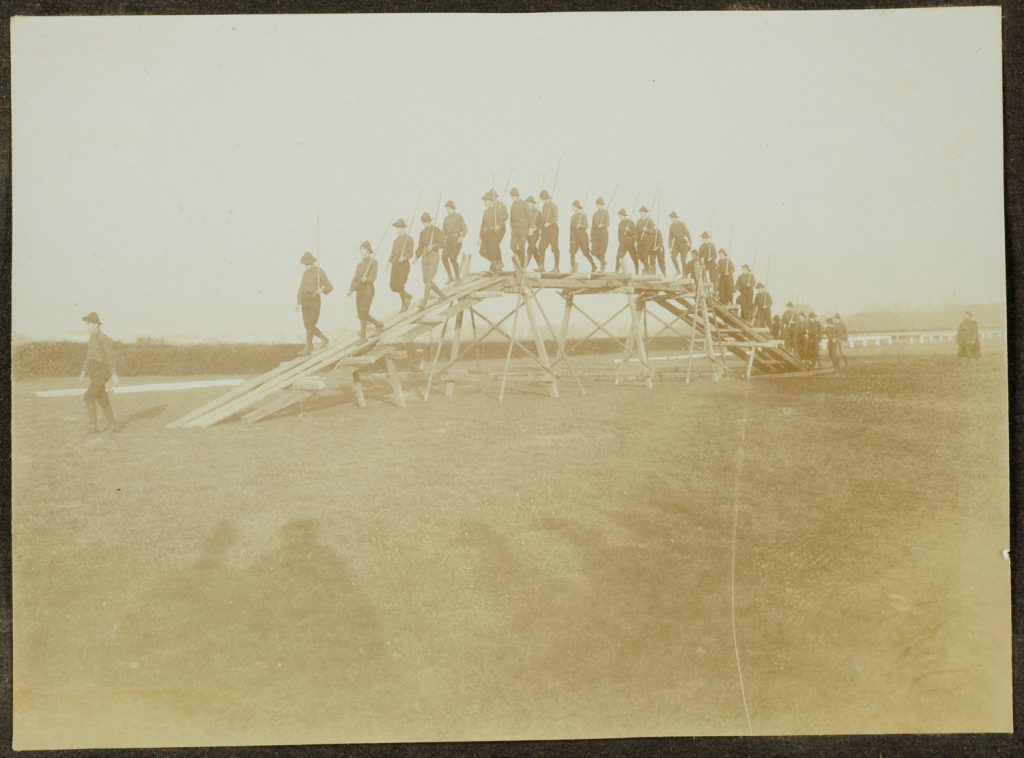 Grupa skautów na rampie