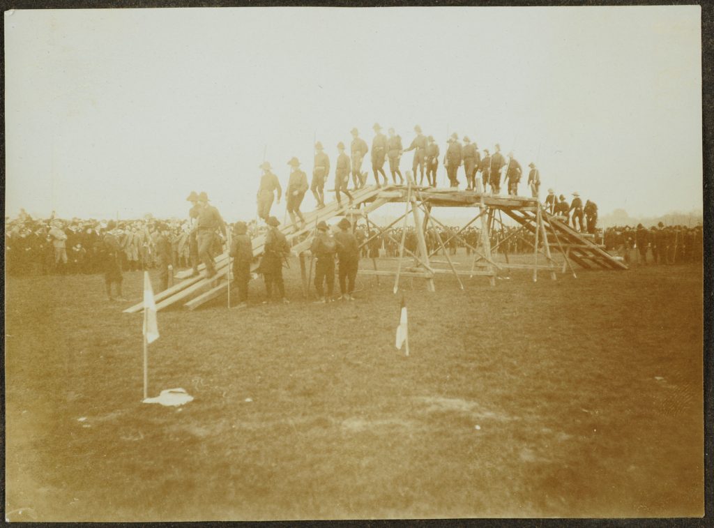 Grupa skautów na rampie