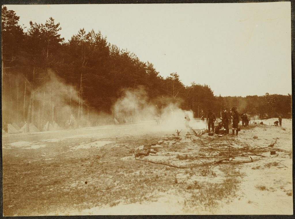 Grupa skautów na biwaku