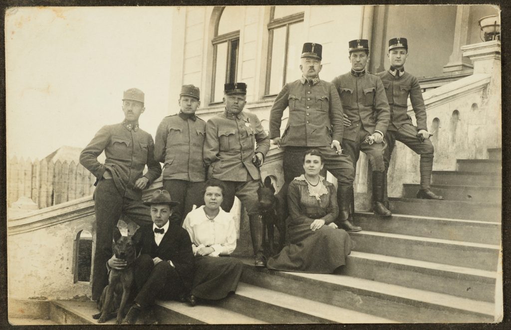 Grupa wojskowych austriackich i cywilów, portret zbiorowy