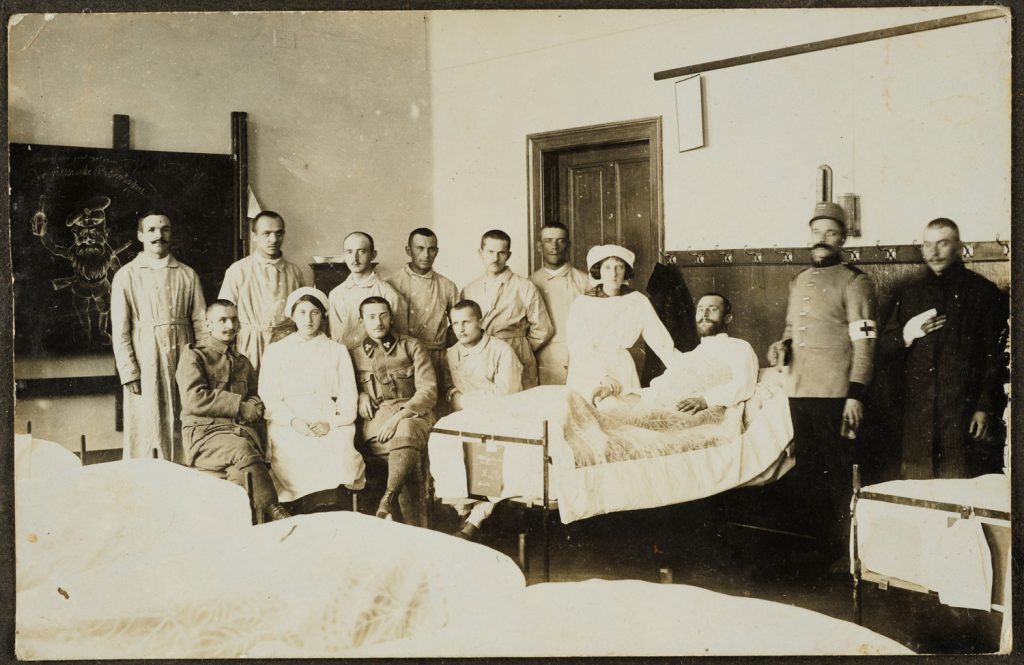 Grupa zołnierzy i oficerów austriackich w szpitalu, portret zbiorowy