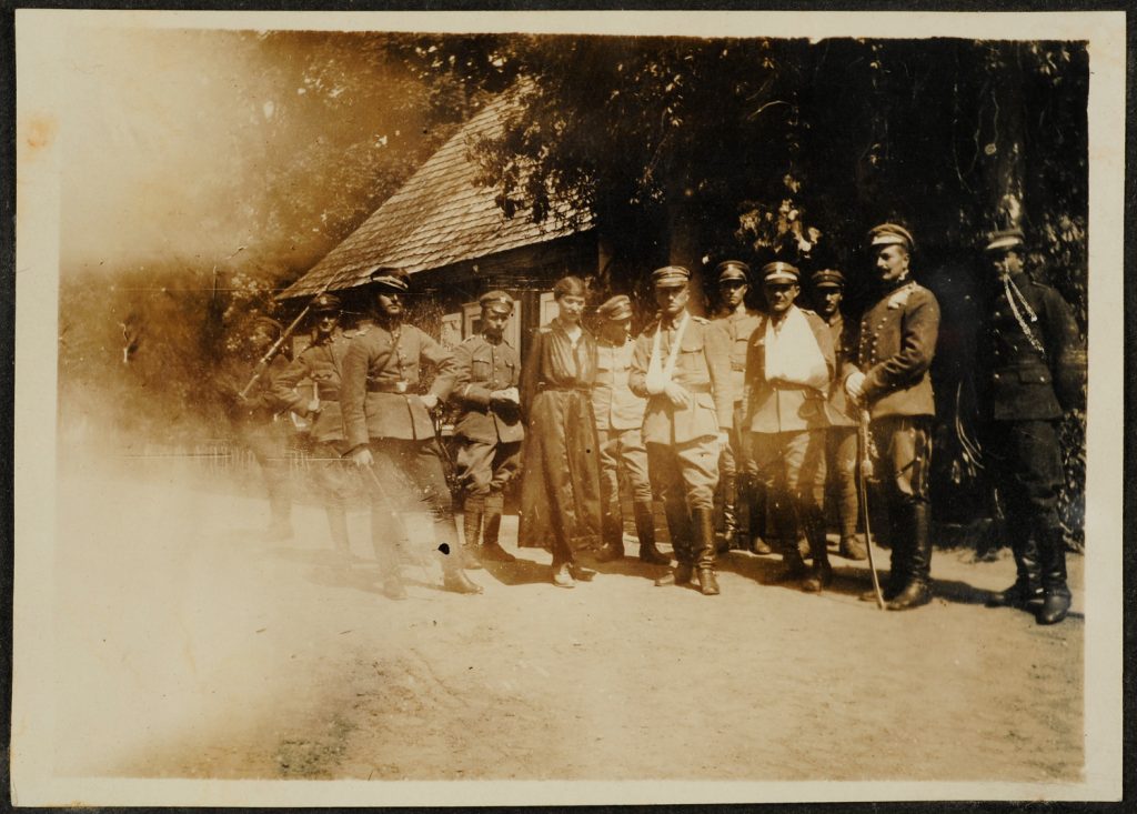 Oficerowie przed chałupa, portret zbiorowy