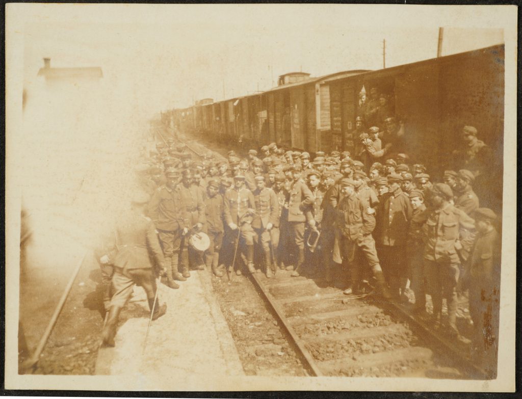 Oddział na stacji kolejowej