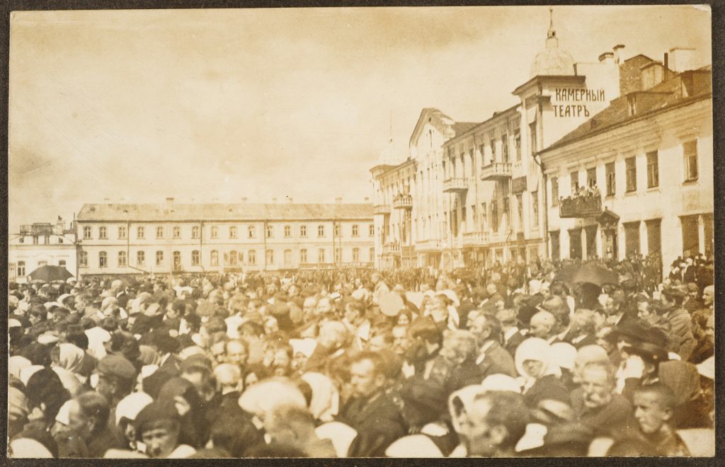 Zgromadzenie na rynku miasta