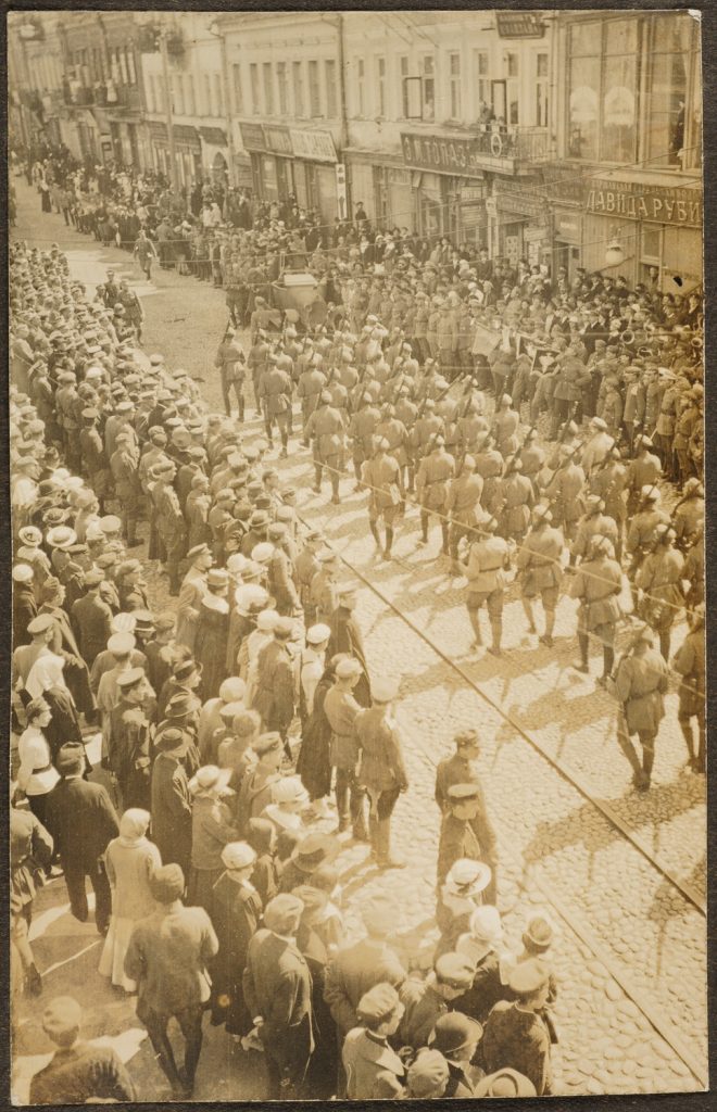 Przemarsz oddziału wojskowego w Mińsku