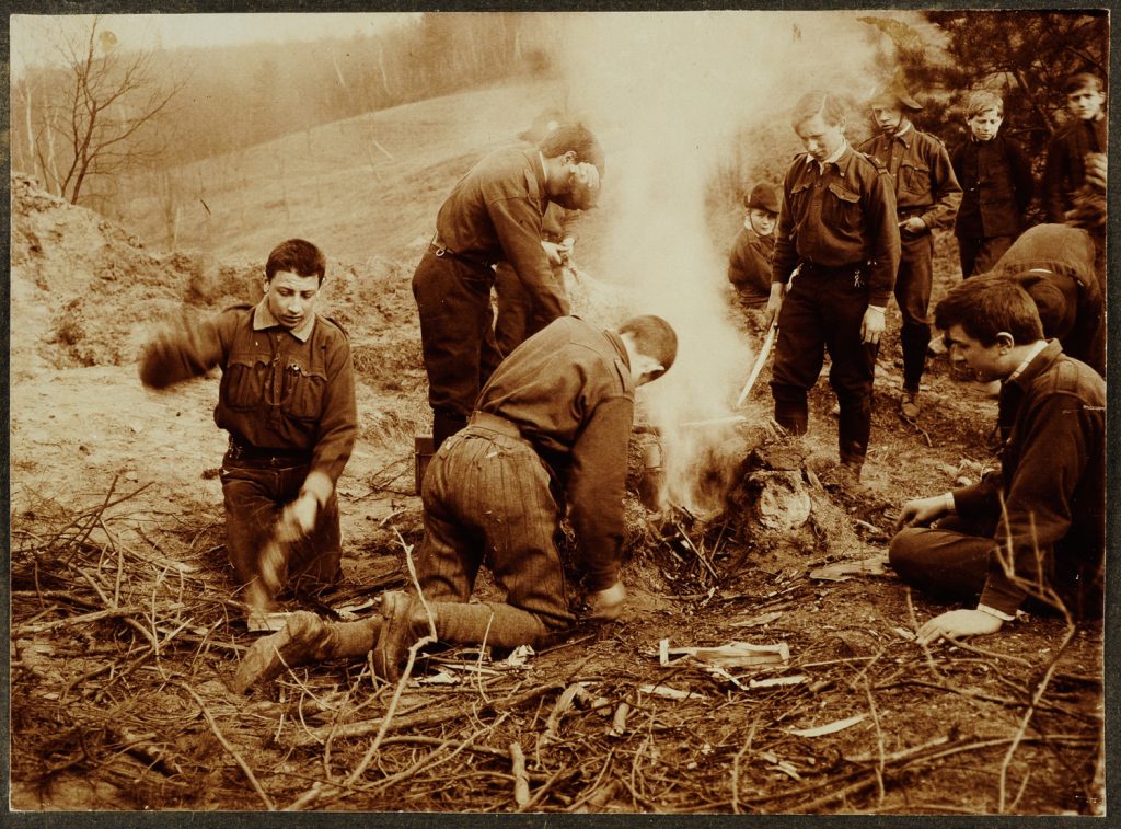Grupa skautów, rozpalanie ogniska.