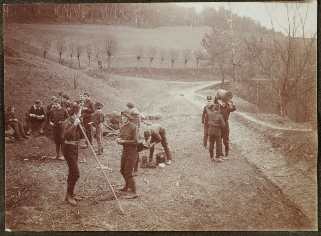 Grupa skautów w plenerze