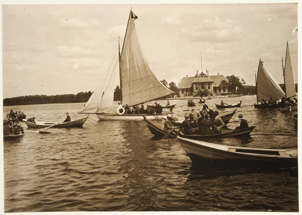 Prezydent Ignacy Mościcki na łodzi żaglowej ,,Mewa” na jeziorze Trockim