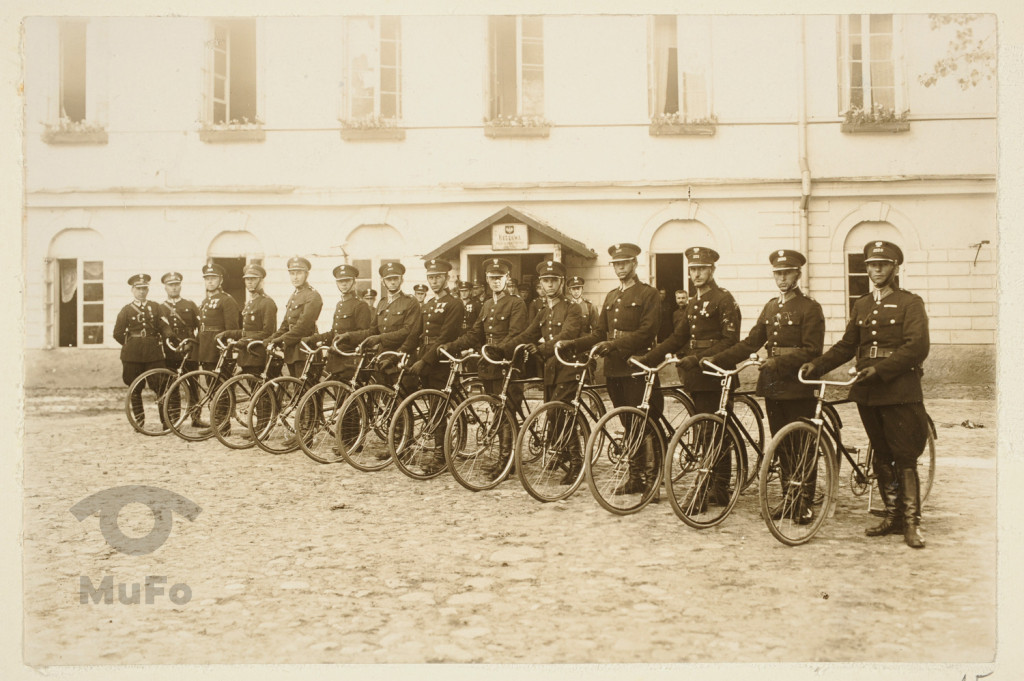 Oddział rowerzystów Policji Państwowej w Wilnie.