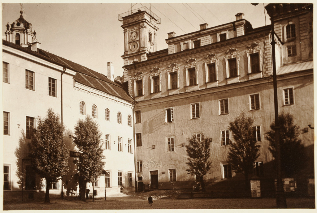 Uniwersytet Wileński, "Dziedziniec Biblioteczny"