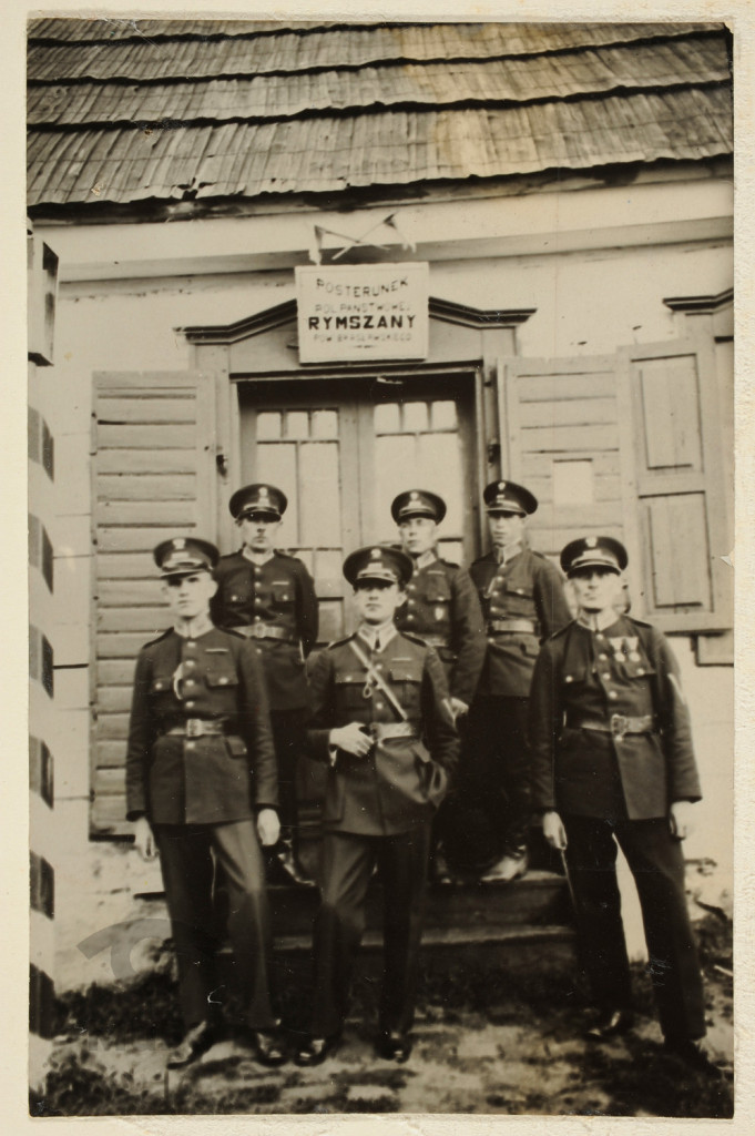 Obsada posterunku Policji w Rymszanach., portret zbiorowy.