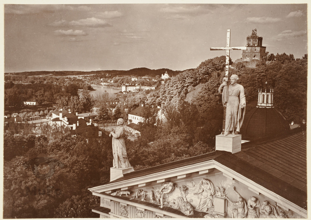 Fragment górnej fasady z rzeżbami katedry św. Stanisława.