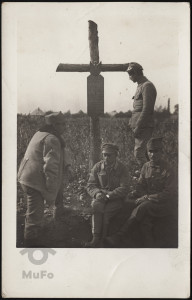 Legioniści przy grobie kolegów