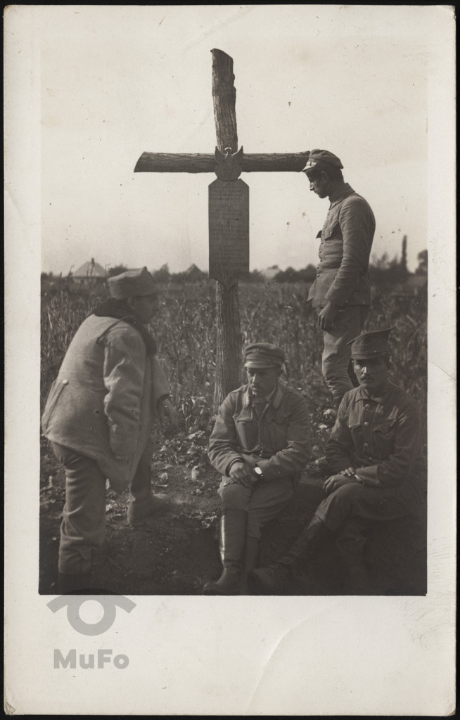 Legioniści przy grobie kolegów