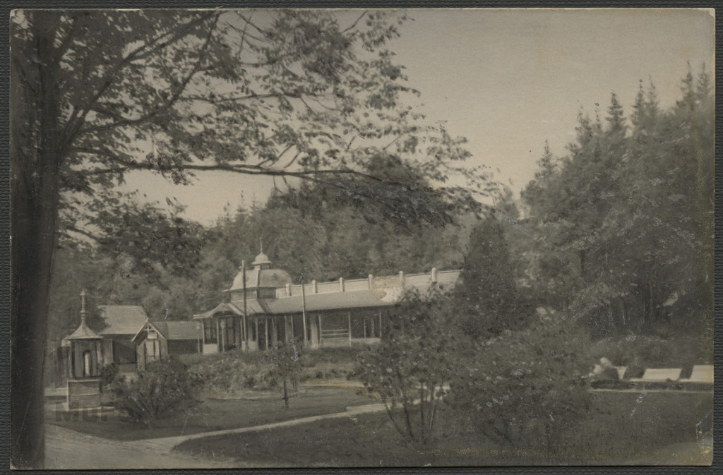Krynica, deptak z kioskiem meteorologicznym i budynkiem tzw.Bazar