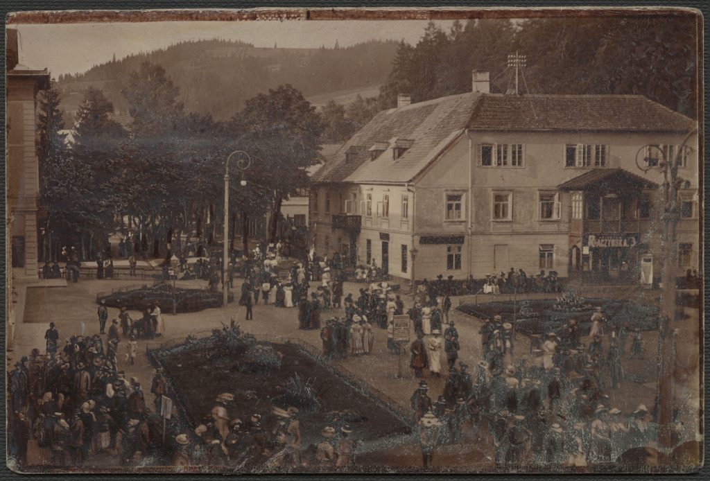 Krynica, widok gł.deptaku z willą Orzeł; spacerowicze;