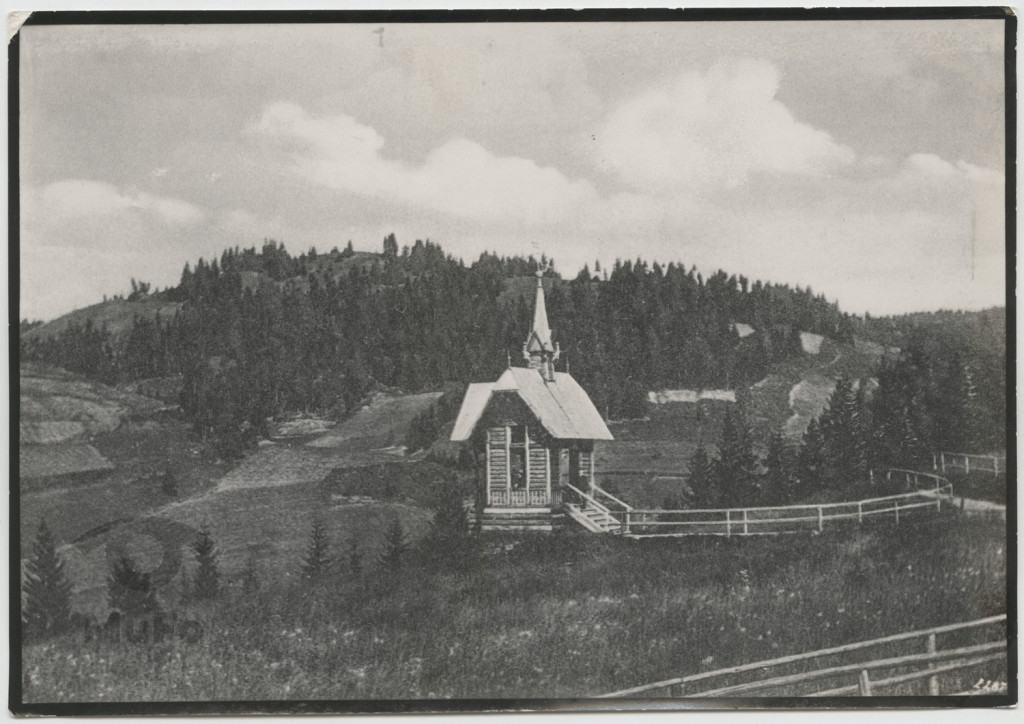 Krynica, widok z drewnianą kapliczką