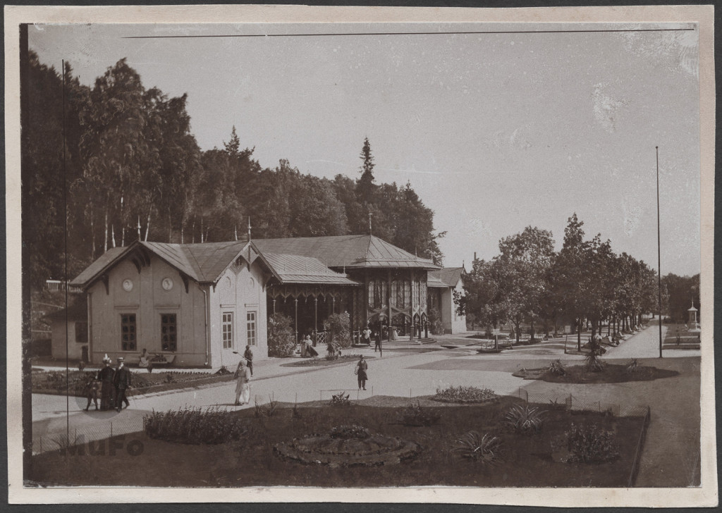 Krynica, pijlnia wód, widok deptaku miejskigo;