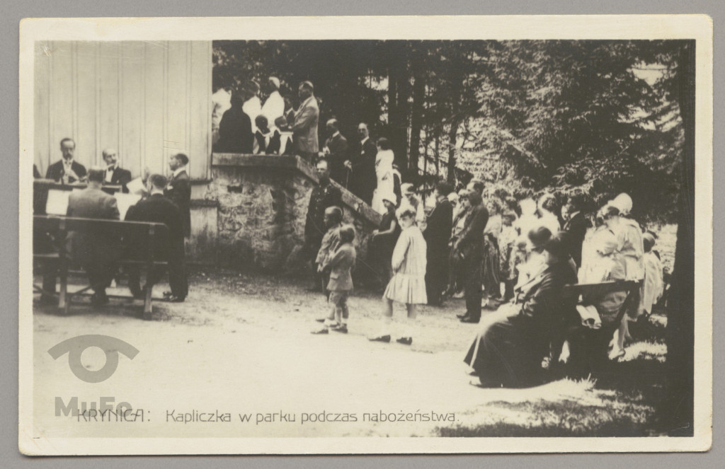 Krynica, kapliczka w parku podczas nabożeństwa;