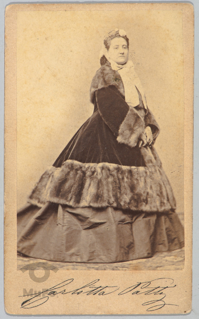 Carlotta Patti, pianistka, śpiewaczka; portr.atelierowy w całej postaci,