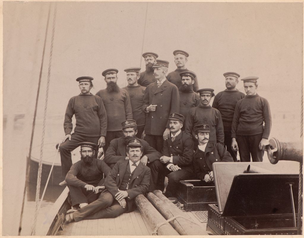 Portret marynarzy jachtu Christa pośrodku arcyksiążę Karol Stefan Habsburg