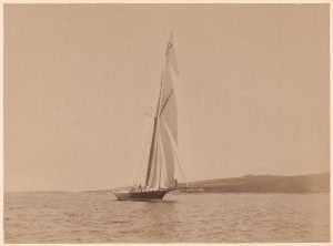 Christa podczas wykonywania
zwrotu na Morzu Adriatyckim,
w tle fortyfikacje austro-węgierskie
wokół Puli
autor nieznany