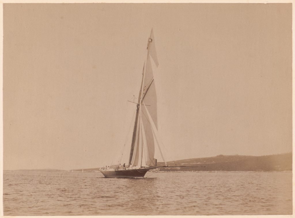 Christa podczas wykonywania
zwrotu na Morzu Adriatyckim,
w tle fortyfikacje austro-węgierskie
wokół Puli
autor nieznany