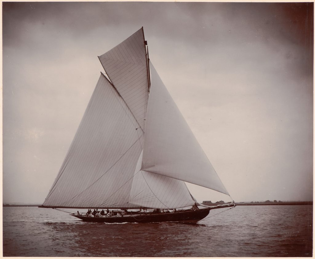 Jacht płynie lewym halsem.