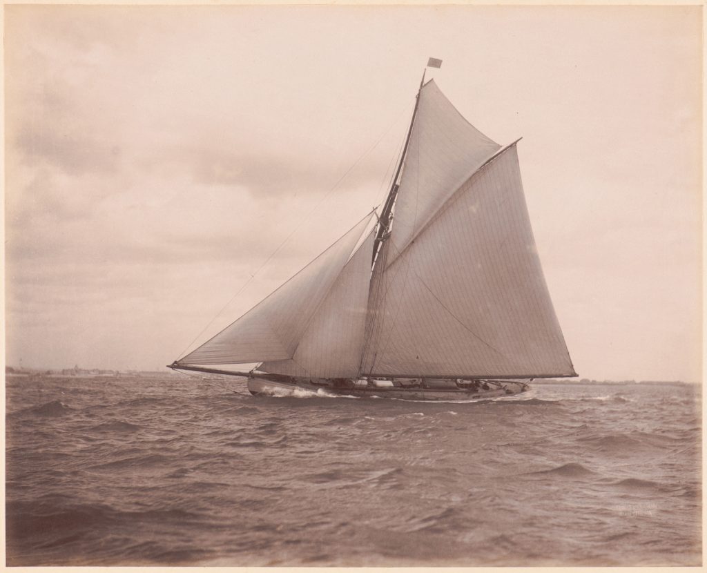 Corsair płynie prawym halsem.