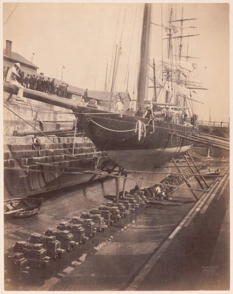 Budowa Navahoe w suchym doku.